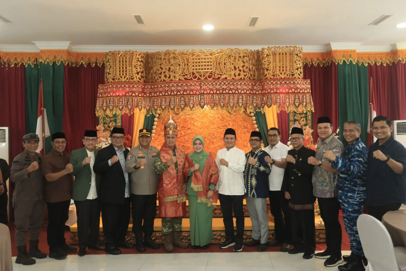 Dek Fadh Hadiri Sertijab Pangdam Iskandar Muda, Serahkan Cinderamata kepada Mayjen Joko Hadi Susilo